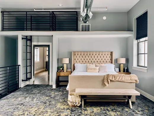 Helles Schlafzimmer mit Doppelbett